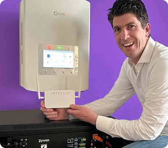 Thomas Bolk bij een Solis omvormer en een Renon thuisbatterij