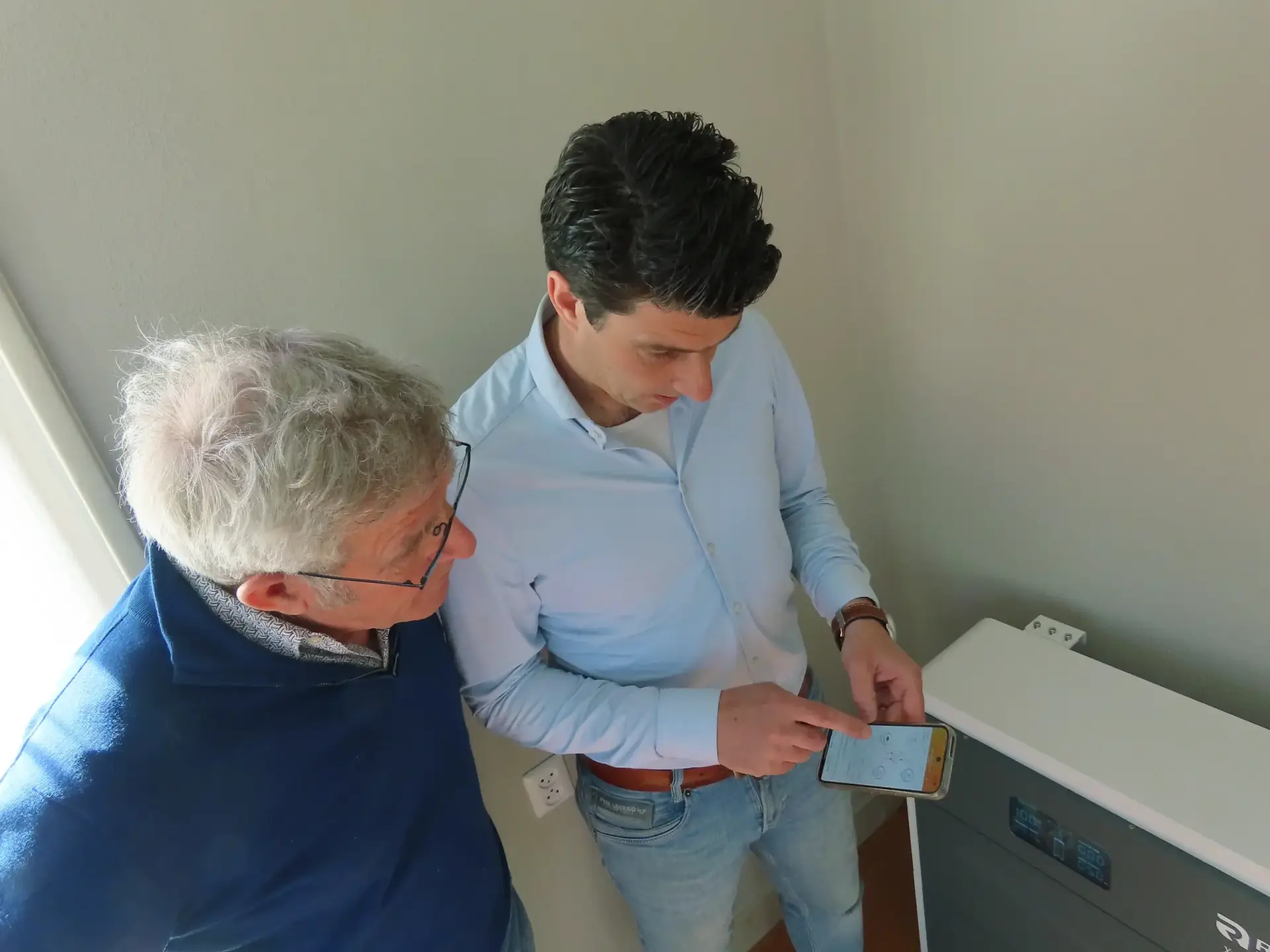 Adviseur van Bolk Energy Solutions in gesprek met een klant
